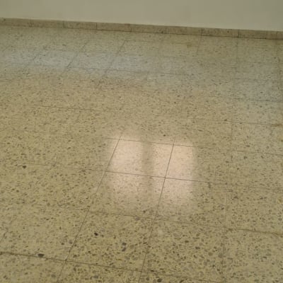 רצפה נקייה עם חלון ברקע