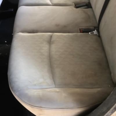 מושב רכב מלוכלך עם כתמים על הריפוד