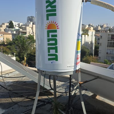 דוד שמש על גג עם רקע עירוני