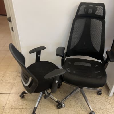 שני כיסאות משרדיים על רצפת אריחים