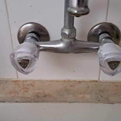 ברז כיור עם ידיות פלסטיק שקופות