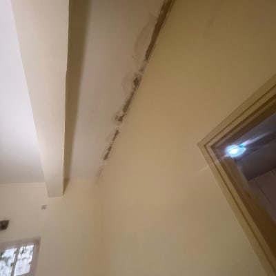 קיר עם סימני תיקון צבע לאורך התקרה