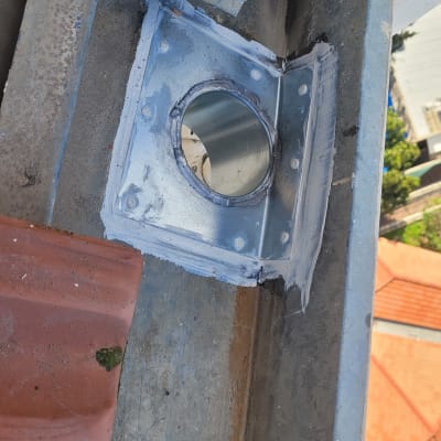 צינור מתכת עגול מותקן בגג מתכת עם איטום