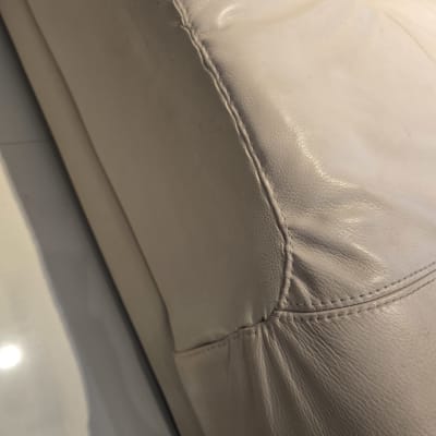 תפרים וריפוד על רהיט עור