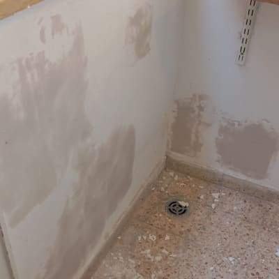 קיר עם תיקוני צבע וכתמים