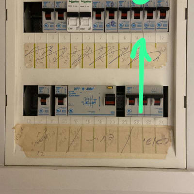 לוח חשמל עם מפסקים ומתגים שונים