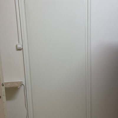 דלת גבס לבנה עם מסגרת פשוטה