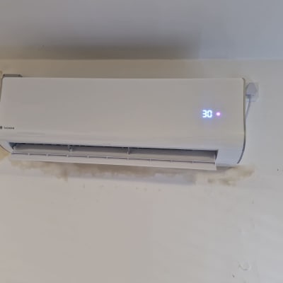 מזגן מותקן על קיר עם תצוגת טמפרטורה