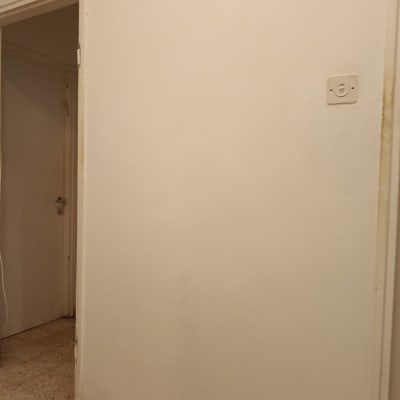 קיר צבוע עם דלת פתוחה ורצפה