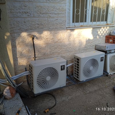 יחידות חיצוניות של מזגנים מותקנות ליד קיר חיצוני