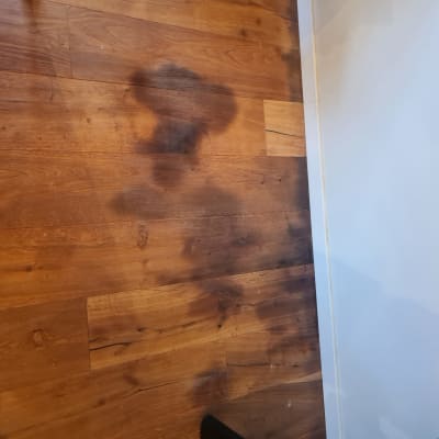 רצפת פרקט עם כתמים כהים על העץ