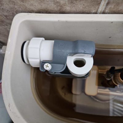 שסתום פלסטיק במיכל אסלה עם מים