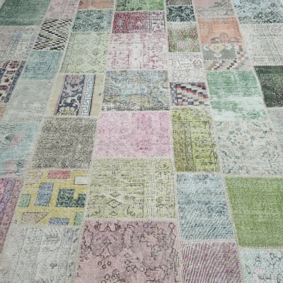 שטיח צבעוני עם דוגמאות שונות על הרצפה