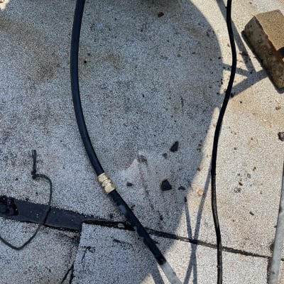 צינור שחור עם מחבר מתכת על גג