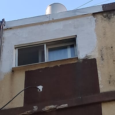 קיר חיצוני עם סימני איטום ותיקון צבע