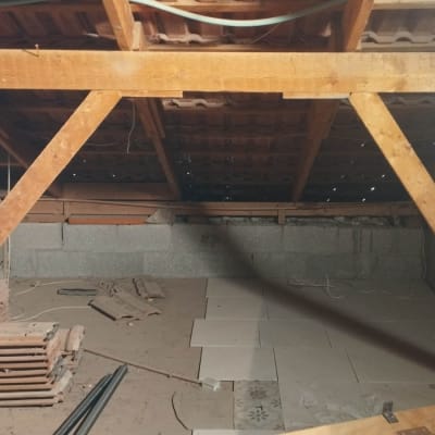 קורות עץ, רעפים, אריחים, חוטים, עליית גג