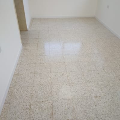 רצפה נקייה ומבריקה עם אריחים בהירים