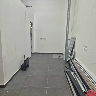 חדר ריק עם כלים וציוד על הרצפה