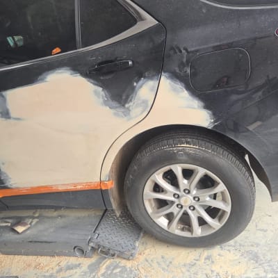 תיקון פחחות על רכב שחור עם שפכטל