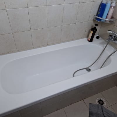 אמבטיה עם ברז ומדף בקבוקי סבון