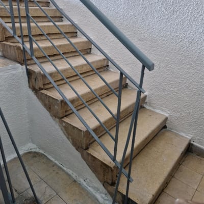מדרגות עם מעקה מתכת בתהליך שיפוץ