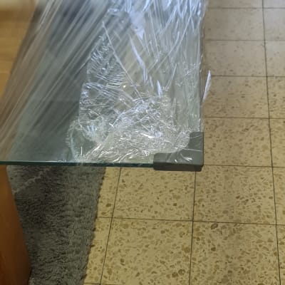 שולחן זכוכית עטוף בניילון למעבר דירה