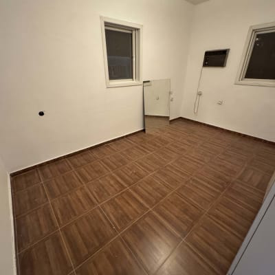 חדר ריק עם קירות צבועים ורצפת עץ