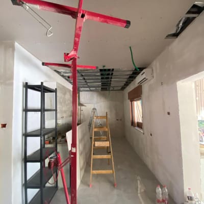 מנוף אדום, סולם עץ, תקרה בבנייה, מדף מתכת שחור