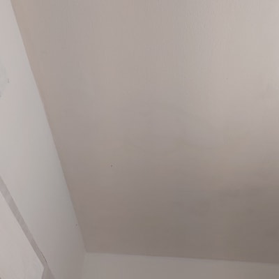 תקרה צבועה בלבן בחדר אמבטיה