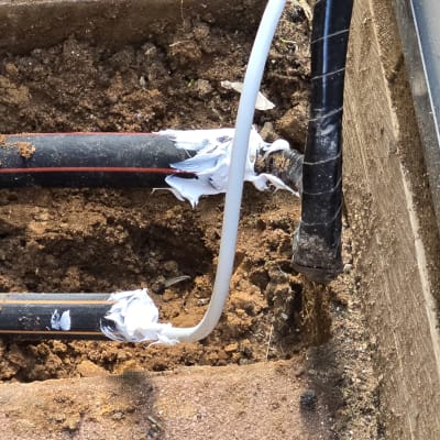 תמונה של חוטים ותשתית על מדרכה