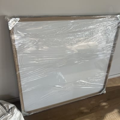 לוח עטוף בניילון מוכן להובלה