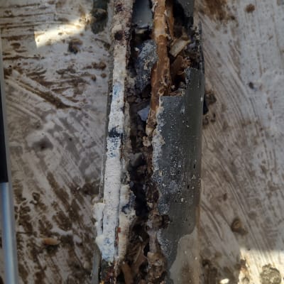 צינור סולארי פגום עם חלודה והצטברות אבנית