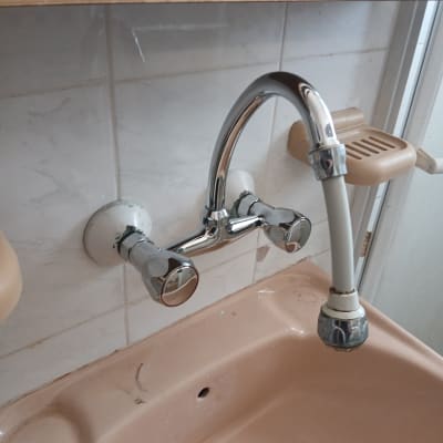 ברז וכיור בחדר אמבטיה עם מתקן לסבון