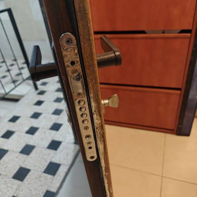 מנעול דלת עם ידית ובריחים חשופים