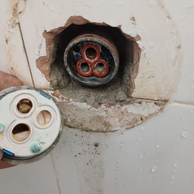 חלקי ברז מפורקים עם חור בקיר