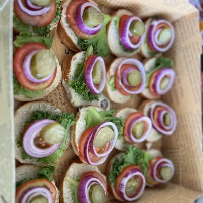 כריכונים עם ירקות טריים על מגש קייטרינג