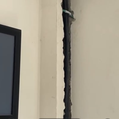חציבה בקיר פנימי בבית וחשיפת צנרת במהלך עבודת תיקון או החלפה