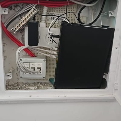 ארון תקשורת עם כבלים וציוד רשת