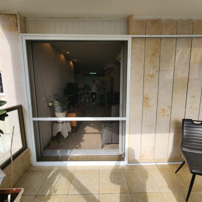 דלת הזזה מאלומיניום עם מסגרת לבנה