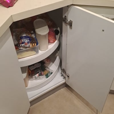 כלי עבודה על השיש, ארון מטבח פתוח עם מדפים מסתובבים