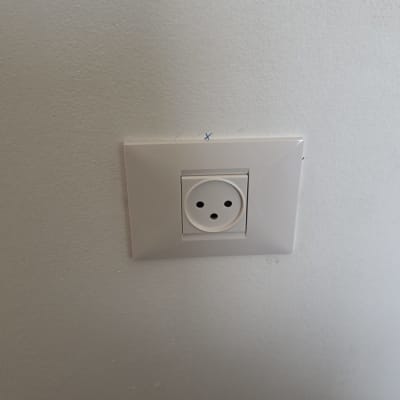 שקע חשמלי על קיר לבן