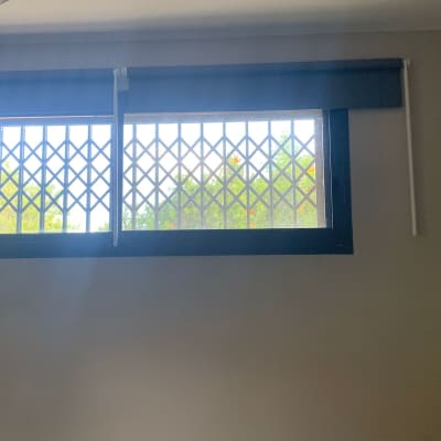 חלון עם סורגי מתכת ואור שמש נכנס