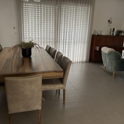 פינת אוכל עם שולחן עץ וכיסאות מרופדים