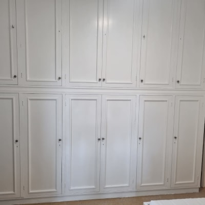 ארונות עץ לבנים עם דלתות וידיות עגולות