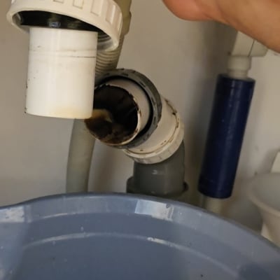 תמונה של צינור אינסטלציה עם דלי מתחת
