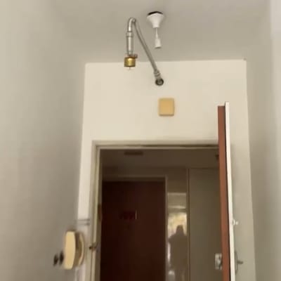 מערכת כיבוי אש מותקנת בתקרה ליד דלת פתוחה