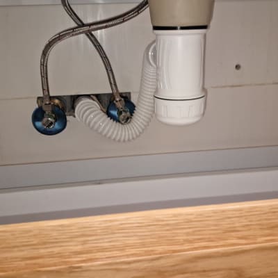 צינורות ומחברים מתחת לכיור במטבח