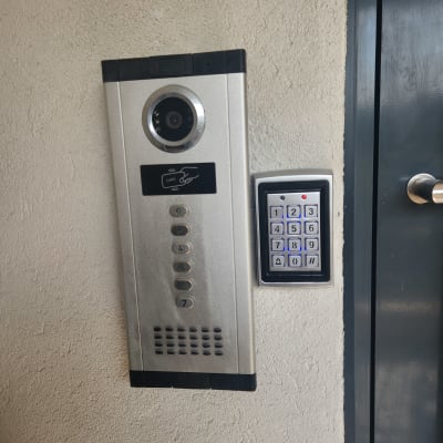 מערכת אינטרקום עם לוח מקשים ליד דלת