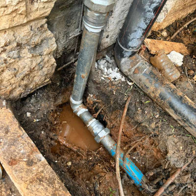 צינורות מתכת ופלסטיק עם חיבורי אינסטלציה באדמה רטובה