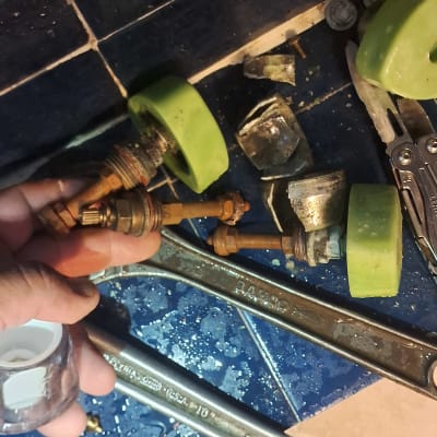 כלים וחלקים לתיקון אינסטלציה על רצפה רטובה